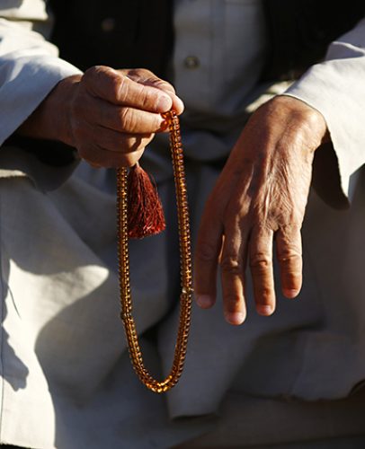 A Kurdish refugee man from the Syrian town of Kobani holds prayer beads in a camp in the southeastern town of Suruc, Sanliurfa province October 24, 2014. REUTERS/Kai Pfaffenbach (TURKEY - Tags: MILITARY CONFLICT POLITICS RELIGION) - RTR4BEW0