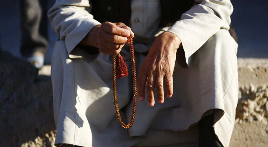 A Kurdish refugee man from the Syrian town of Kobani holds prayer beads in a camp in the southeastern town of Suruc, Sanliurfa province October 24, 2014. REUTERS/Kai Pfaffenbach (TURKEY - Tags: MILITARY CONFLICT POLITICS RELIGION) - RTR4BEW0